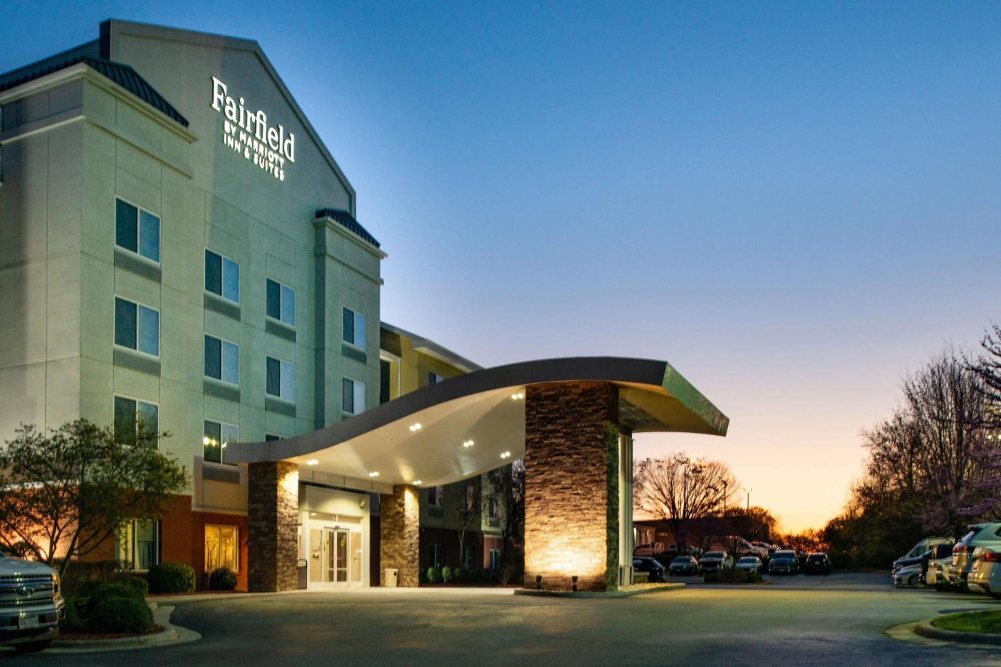 Fairfield Inn & Suites Greensboro Wendover Exterior photo