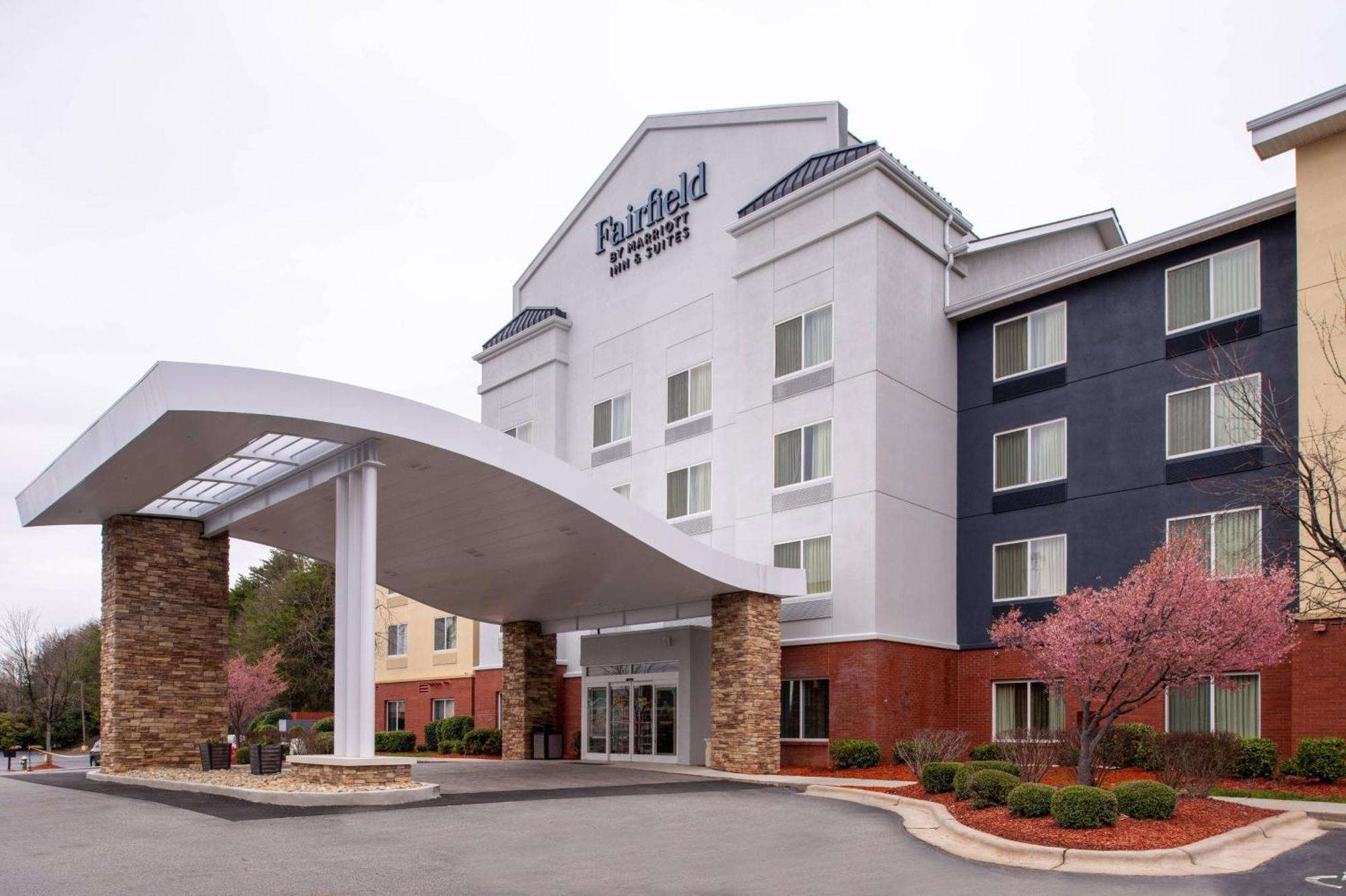 Fairfield Inn & Suites Greensboro Wendover Exterior photo